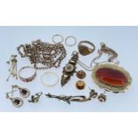 ASSORTED 9CT GOLD JEWELLERY comprising banded agate bar brooch, engraved signet ring, diamond chip