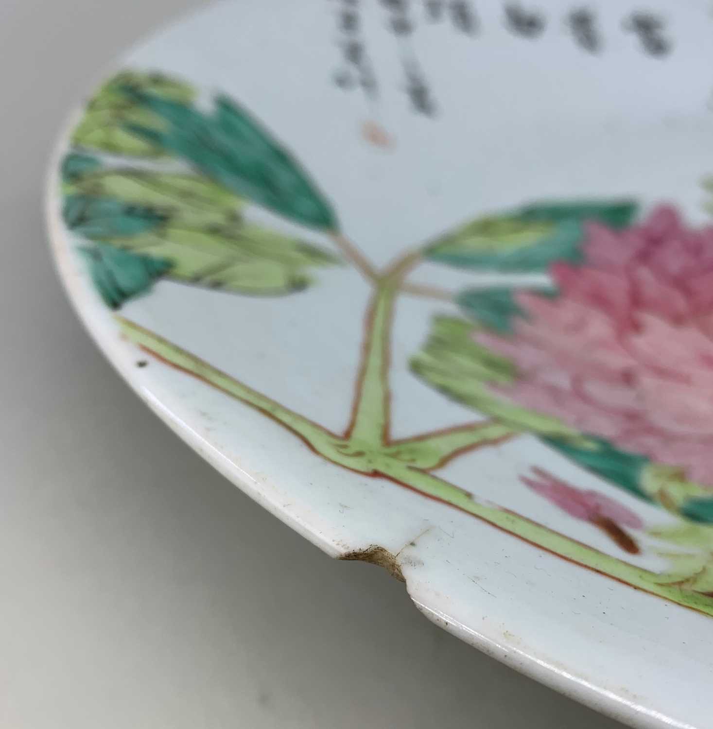 PROVINCIAL CHINESE FAMILLE ROSE PORCELAIN DISH, Republic or later, painted with two song birds - Image 4 of 4