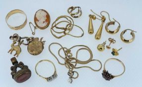 ASSORTED 9CT & 18CT GOLD JEWELLERY, including 2 pairs 9ct loop earrings, pair drop earrings, 3