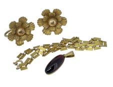 ASSORTED 14K GOLD JEWELLERY comprising pair of 14k gold flowerhead earrings, 14k cabochon pendant,