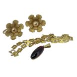 ASSORTED 14K GOLD JEWELLERY comprising pair of 14k gold flowerhead earrings, 14k cabochon pendant,