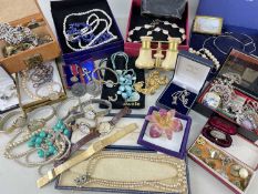 ASSORTED COSTUME JEWELLERY including jewellery boxes, various brooches, cased Reynolds opera
