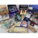 ASSORTED COSTUME JEWELLERY including jewellery boxes, various brooches, cased Reynolds opera