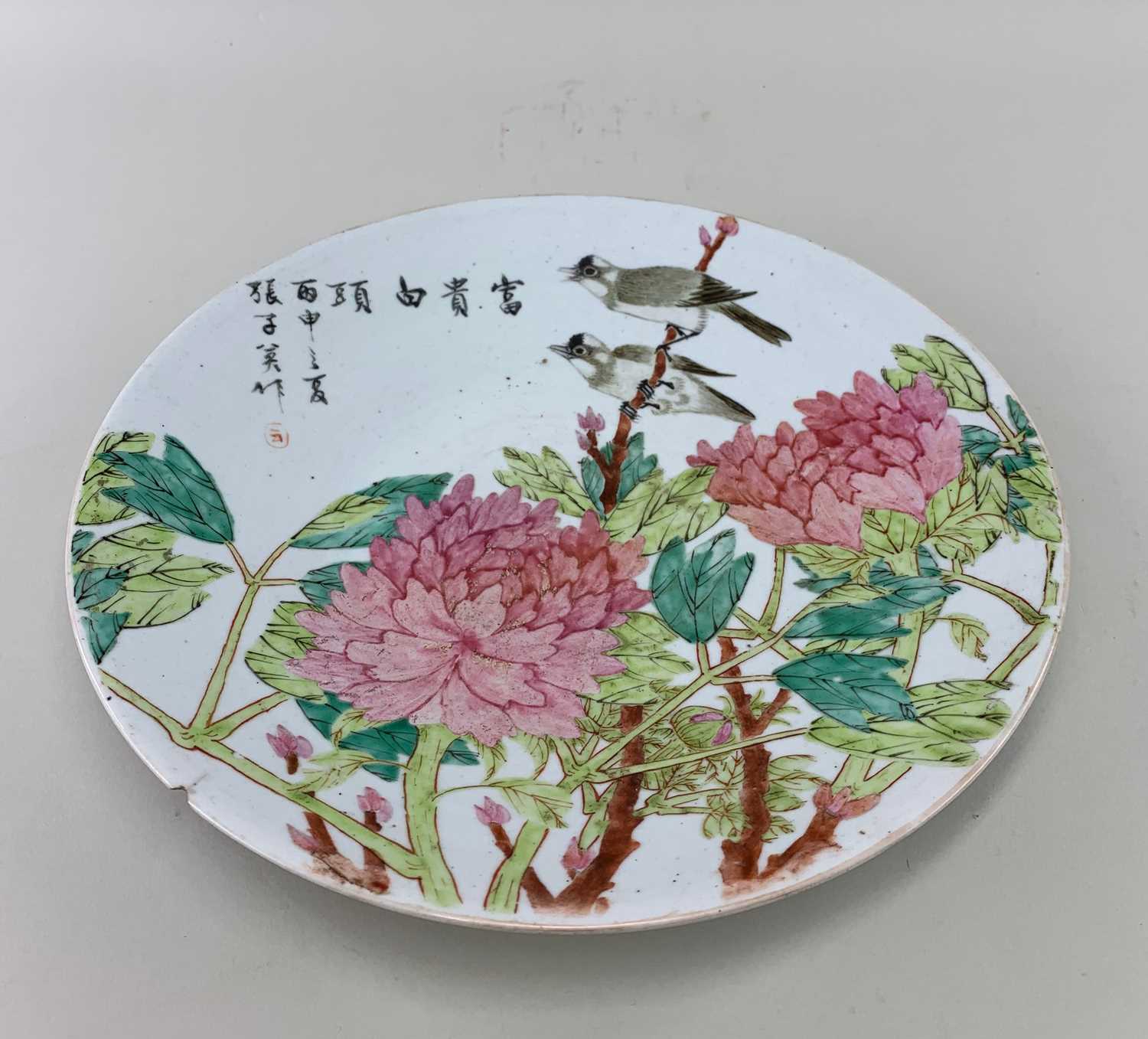 PROVINCIAL CHINESE FAMILLE ROSE PORCELAIN DISH, Republic or later, painted with two song birds - Image 2 of 4