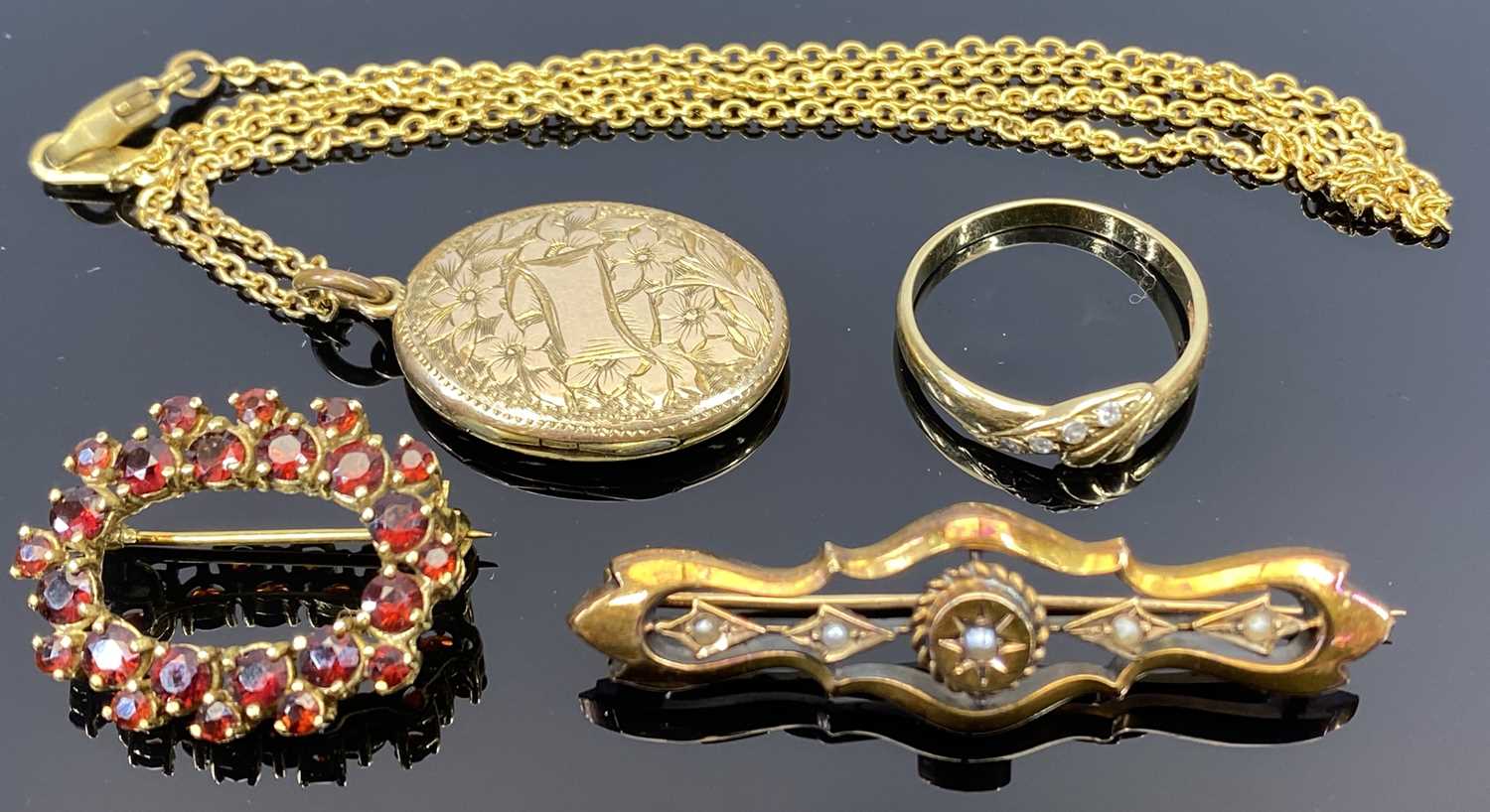9CT GOLD & YELLOW METAL JEWELLERY - 4 items to include a 9ct gold oval brooch set with garnet colour