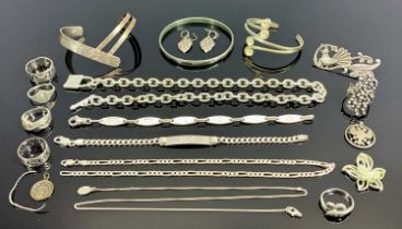 STERLING & 925 STAMPED SILVER JEWELLERY ITEMS (10) with a further quantity of white metal