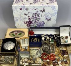 MIXED SILVER, COSTUME JEWELLERY & COLLECTABLES GROUP - in a modern decorative vanity style case,