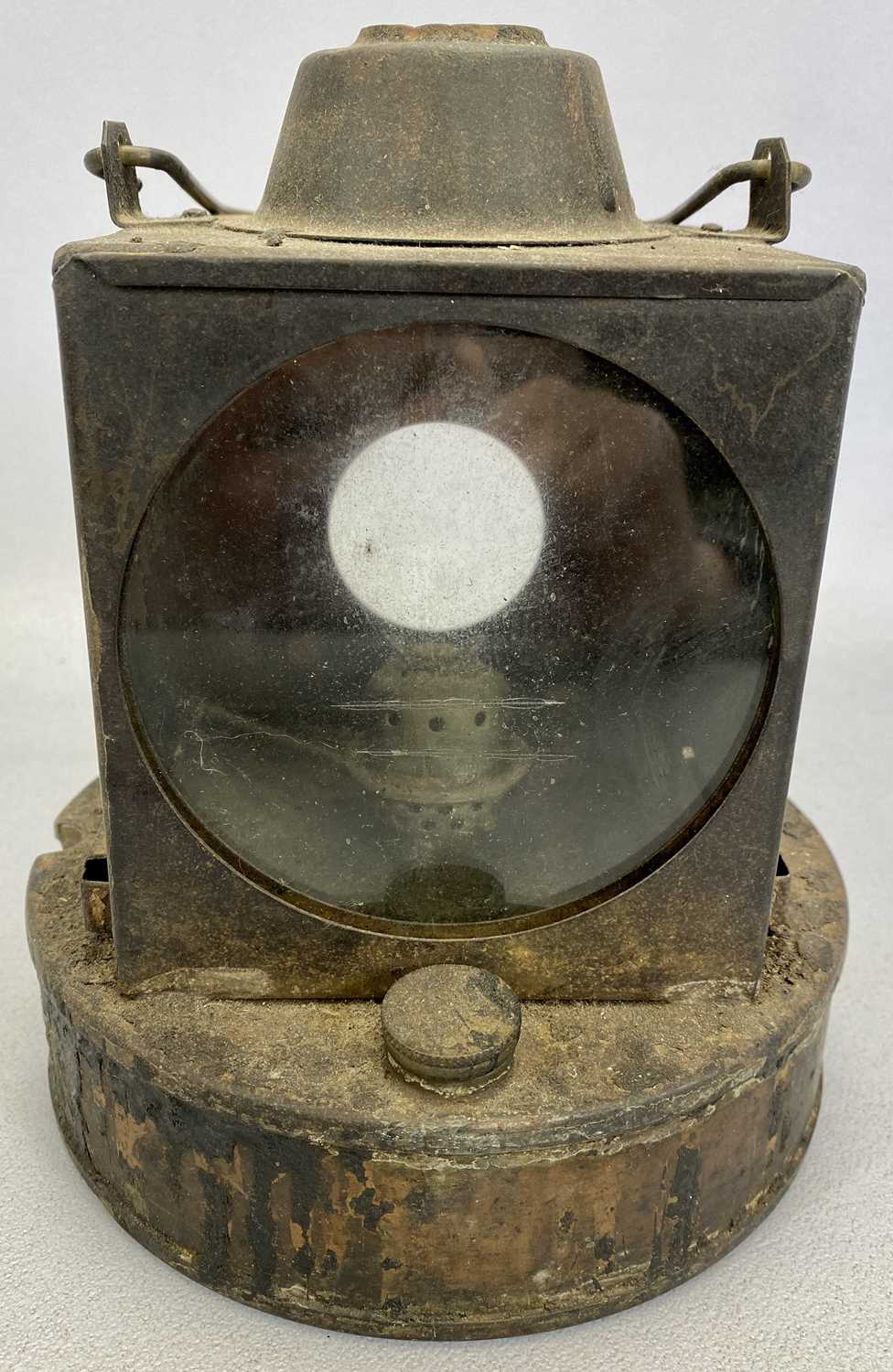 VINTAGE RAILWAY SIGNAL LAMP - tin plate, copper and brass, B.R.(W), 21cms H, with certificate of - Image 2 of 3