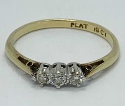 AN 18CT YELLOW GOLD & PLATINUM SET 3 STONE BRILLIANT CUT DIAMOND RING - centre diamond approx 0.