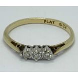 AN 18CT YELLOW GOLD & PLATINUM SET 3 STONE BRILLIANT CUT DIAMOND RING - centre diamond approx 0.