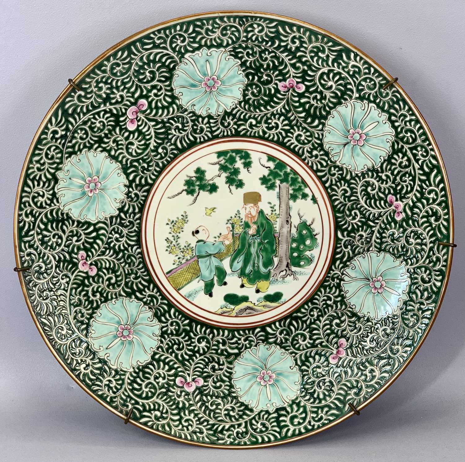 19TH CENTURY JAPANESE MEIJI PERIOD KUTANI PORCELAIN CHARGER, LARGE - decorated to the centre with
