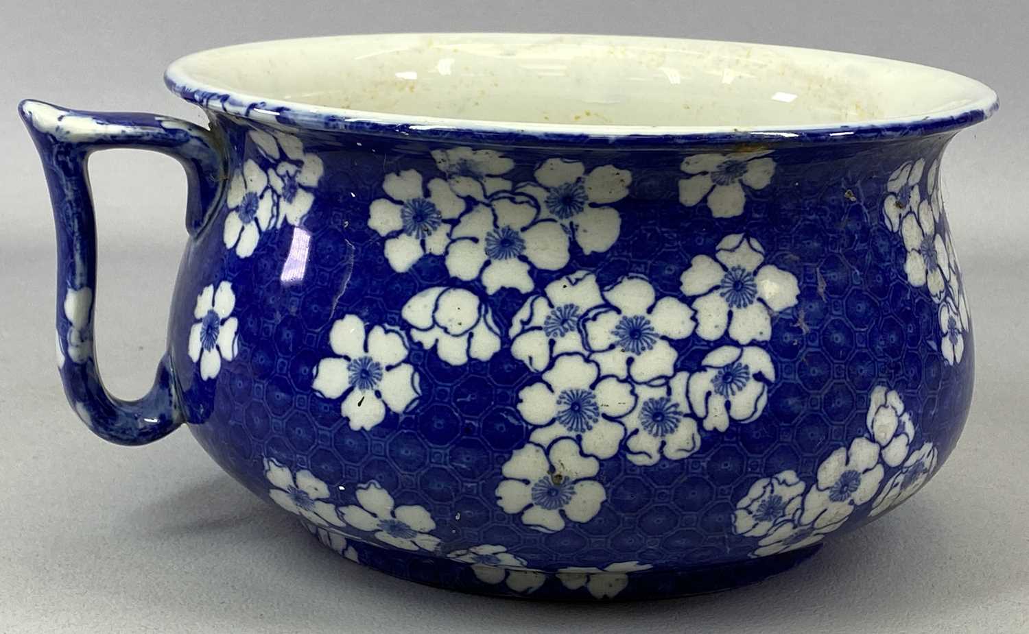 A CAULDON WARE 'PRUNUS' BLUE & WHITE CHAMBER POT, 22.5cms diameter, a Wedgwood blue and white Jasper - Image 2 of 2