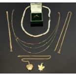 9CT & OTHER GOLD STAMPED JEWELLERY GROUP - items include a 9ct gold heart shaped locket on a fine