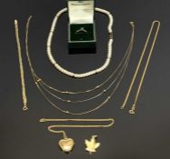 9CT & OTHER GOLD STAMPED JEWELLERY GROUP - items include a 9ct gold heart shaped locket on a fine