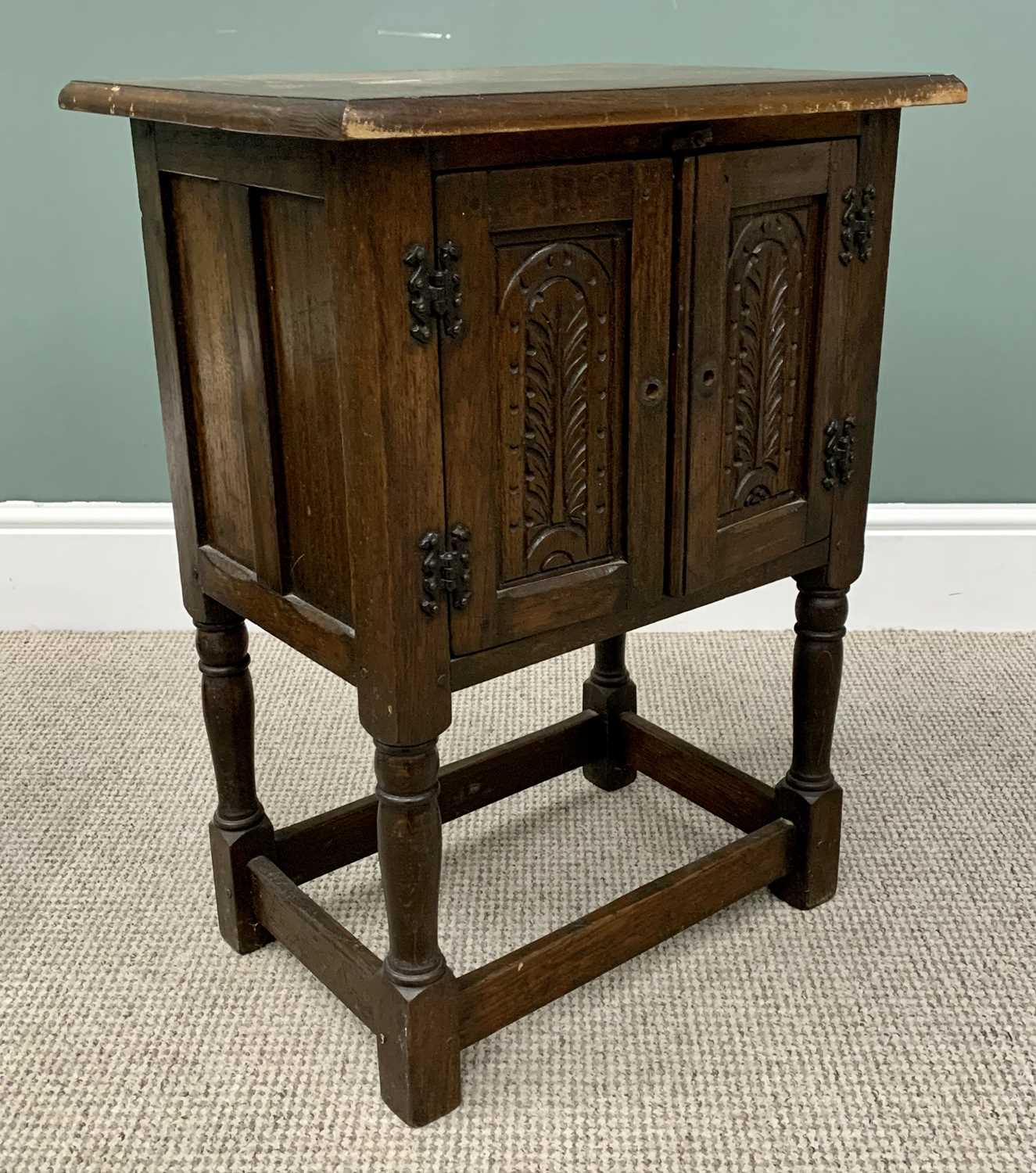 FURNITURE ASSORTMENT (2) - reproduction oak hutch type cupboard with carved doors, on turned and - Image 5 of 6