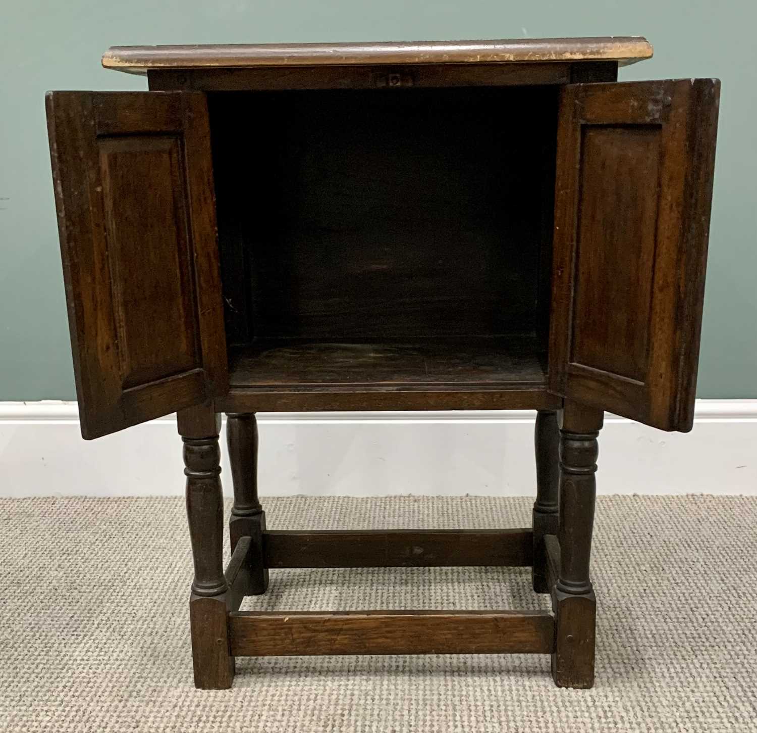 FURNITURE ASSORTMENT (2) - reproduction oak hutch type cupboard with carved doors, on turned and - Image 4 of 6