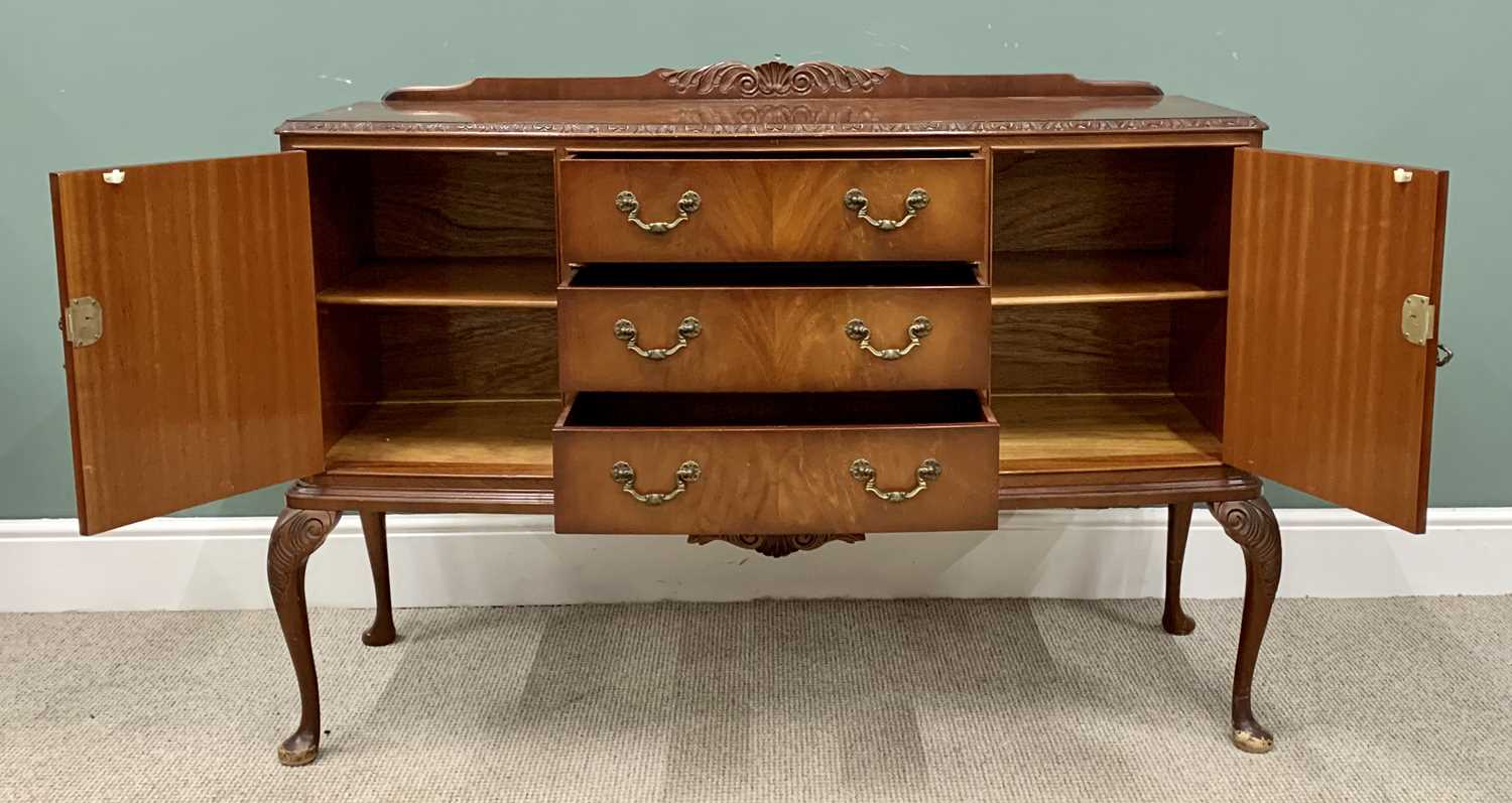 MAHOGANY RAILBACK SIDEBOARD - 20th Century in Regency style with three central drawers and two - Image 5 of 5