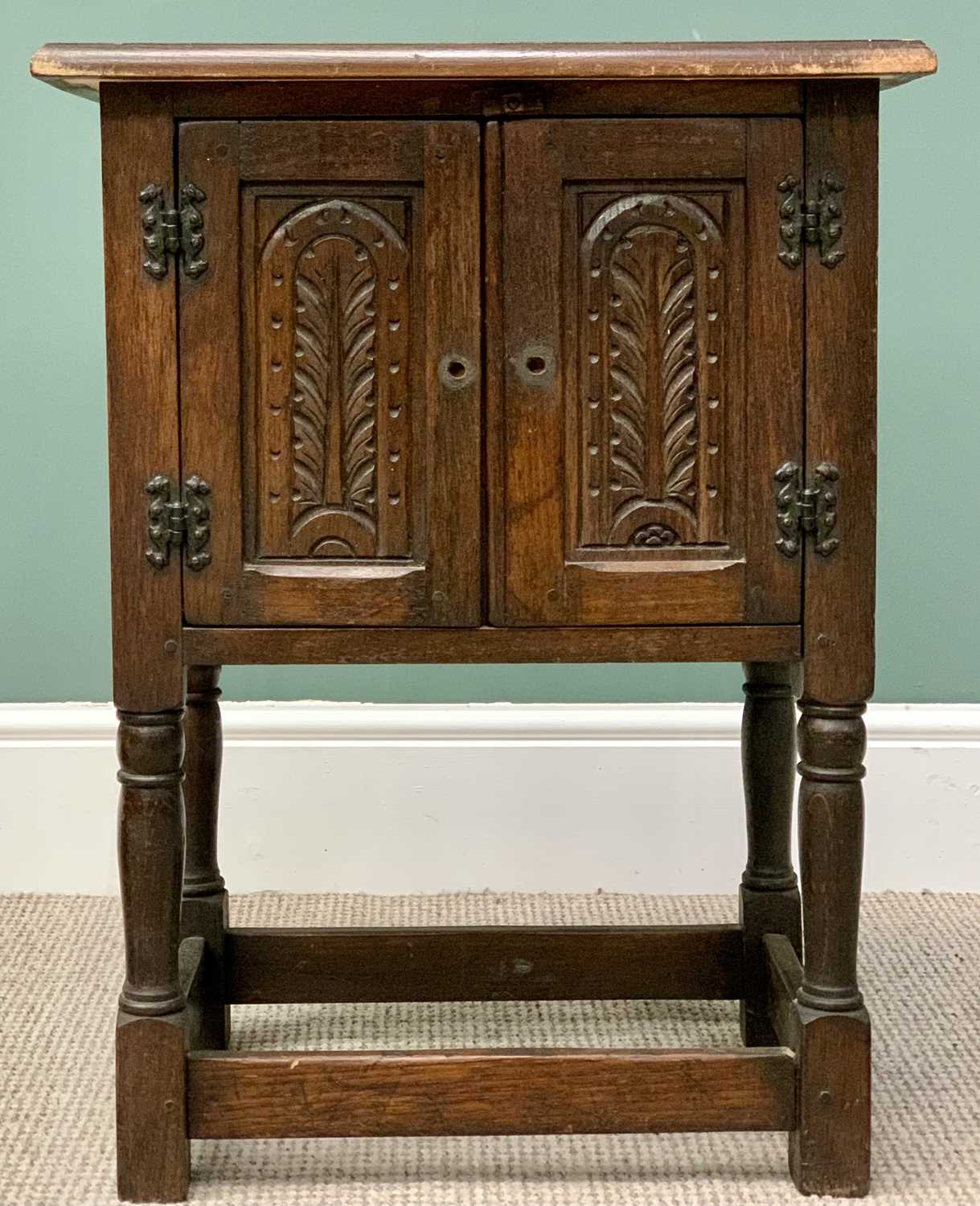 FURNITURE ASSORTMENT (2) - reproduction oak hutch type cupboard with carved doors, on turned and - Image 3 of 6