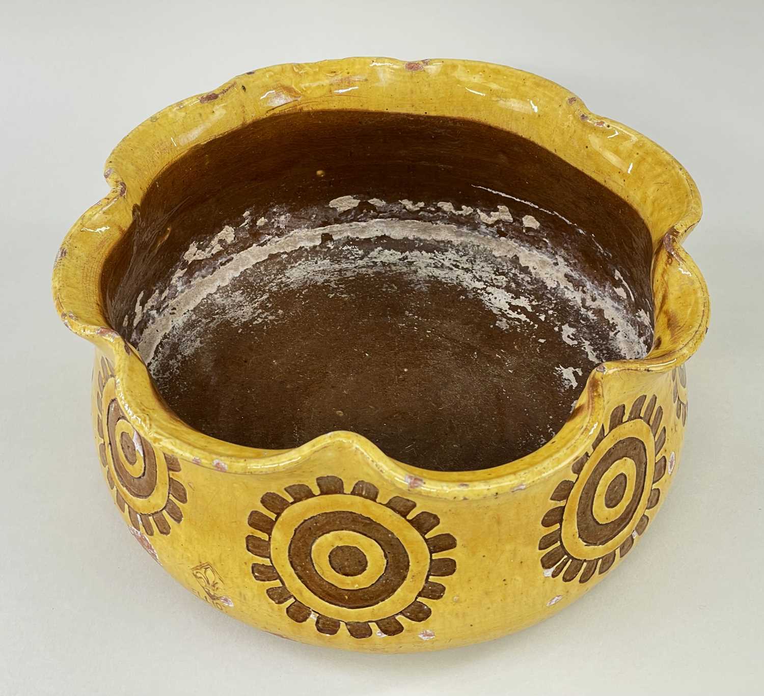 EWENNY SLIPWARE POTTERY DOG BOWL BY HORACE ELLIOTT yellow mustard glaze over white slip, crimped - Image 3 of 3