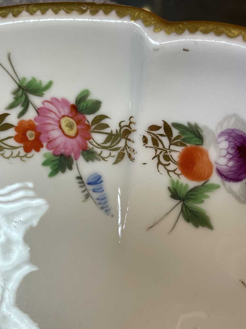 NANTGARW PORCELAIN CRUCIFORM DISH circa 1818-1820, the border decorated with a series of flower - Image 6 of 20