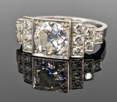 ART DECO-STYLE DIAMOND RING, the principal stone measuring 1.5cts approx., flanked by a further