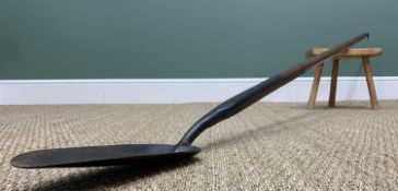 VINTAGE GRIFFIN LONG-HANDLED RABBITING SPADE, aka 'Norfolk Paddle' or 'Suffolk Spoon', wooden