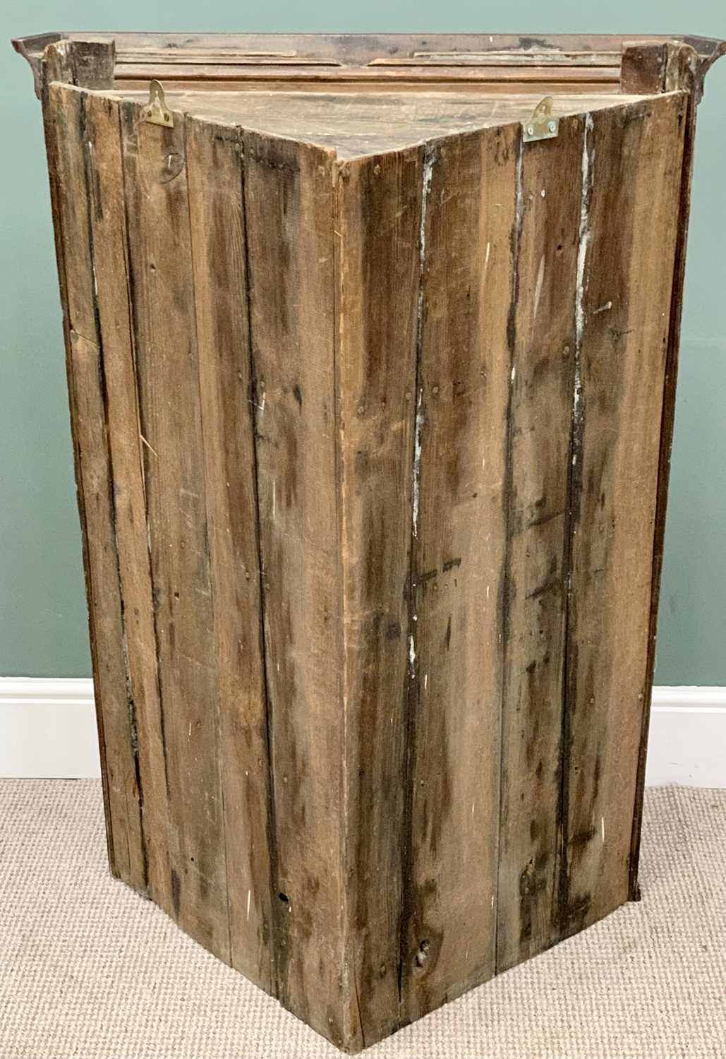 GEORGIAN MAHOGANY SINGLE DOOR CORNER CUPBOARD - with shell inlay, two blind and one opening - Image 3 of 3