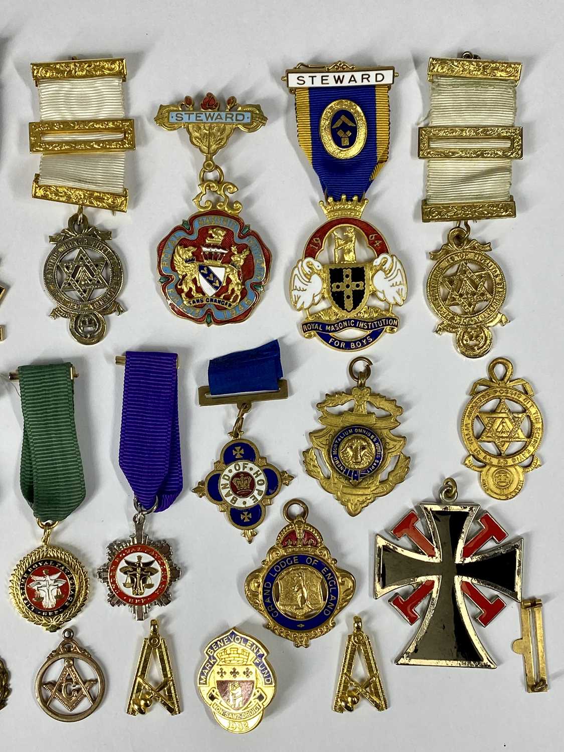 MASONIC/RAOB & OTHER MEDALLIONS - in silvered and gilt metals, many with enamelled decorations (31) - Bild 3 aus 3