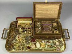 VINTAGE & LATER GOLD TONE JEWELLERY & WATCHES - in a vintage jewellery travel case to include