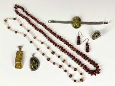 MODERN AMBER/SILVER & AMBER TYPE JEWELLERY - 7 items to include a 68cms L necklace of graduated