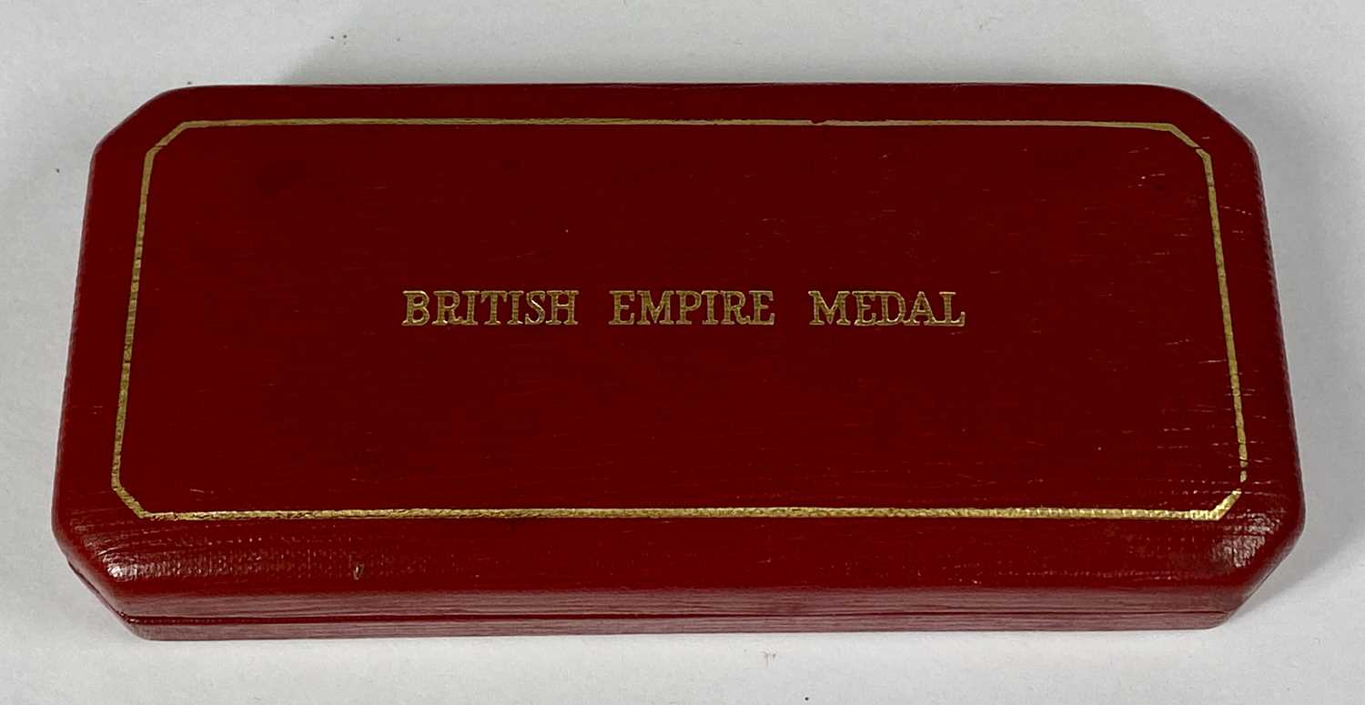 KING GEORGE V BRITISH EMPIRE MEDAL - awarded to Edward R Jones, with spare ribbon, in original Royal - Bild 5 aus 5