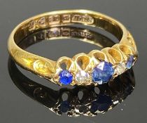 GEORGE V CHESTER 18CT GOLD DIAMOND & BLUE SAPPHIRE RING - with date letter for 1910, having three