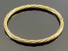 9CT GOLD HOLLOW CORE ROPE TWIST BANGLE - stamped '375' to the clip, 7cms approx diameter, 9.6grms