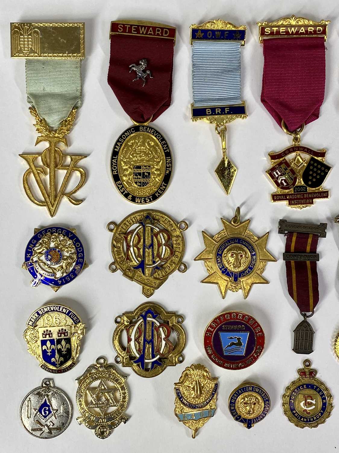MASONIC/RAOB & OTHER MEDALLIONS - in silvered and gilt metals, many with enamelled decorations (31) - Bild 2 aus 3
