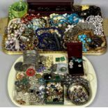 VINTAGE & LATER COSTUME JEWELLERY GROUP - to include an amethyst type necklace and earrings set in a