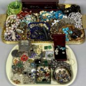 VINTAGE & LATER COSTUME JEWELLERY GROUP - to include an amethyst type necklace and earrings set in a