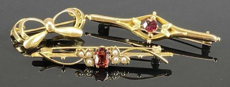 9CT GOLD BROOCHES (3) - to include a garnet set bar brooch, 5cms, garnet and seed pearl set bar