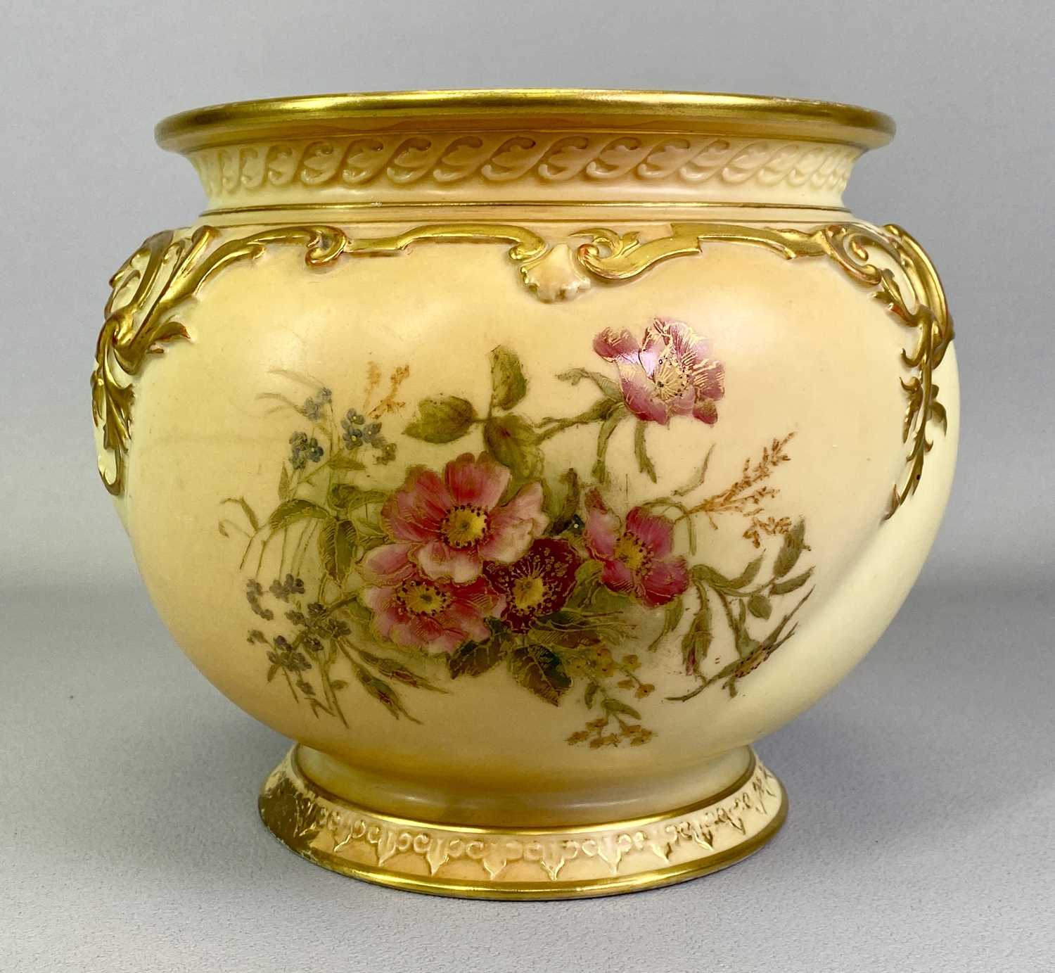 ROYAL WORCESTER 'BLUSH IVORY' JARDINIERE - hand painted with floral sprays and with gilt highlighted - Image 2 of 3