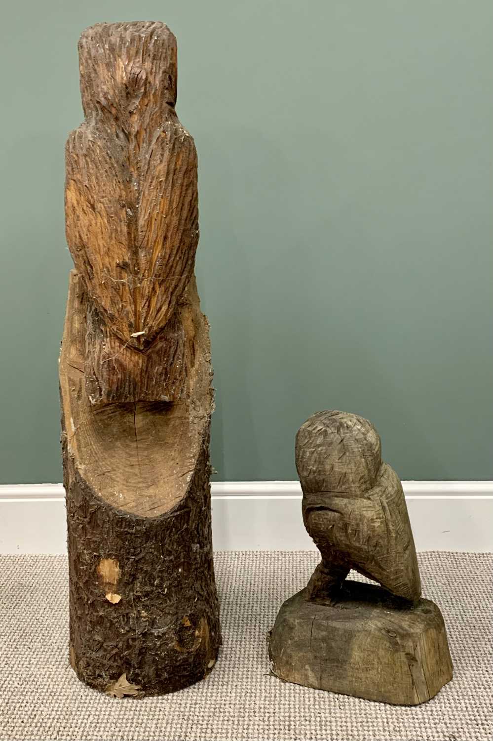 TWO CARVED WOODEN OWL GARDEN ORNAMENTS - one seated on a natural trunk, 110cms H, the other fully - Image 4 of 4