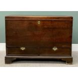 ANTIQUE OAK LIDDED MULE CHEST - having a well-coloured three plank top to an open box interior, twin