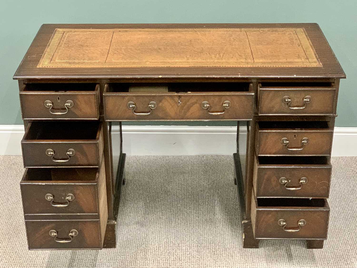 REPRODUCTION MAHOGANY TWIN PEDESTAL DESK - having eight opening drawers with swan neck handles, on - Image 4 of 4