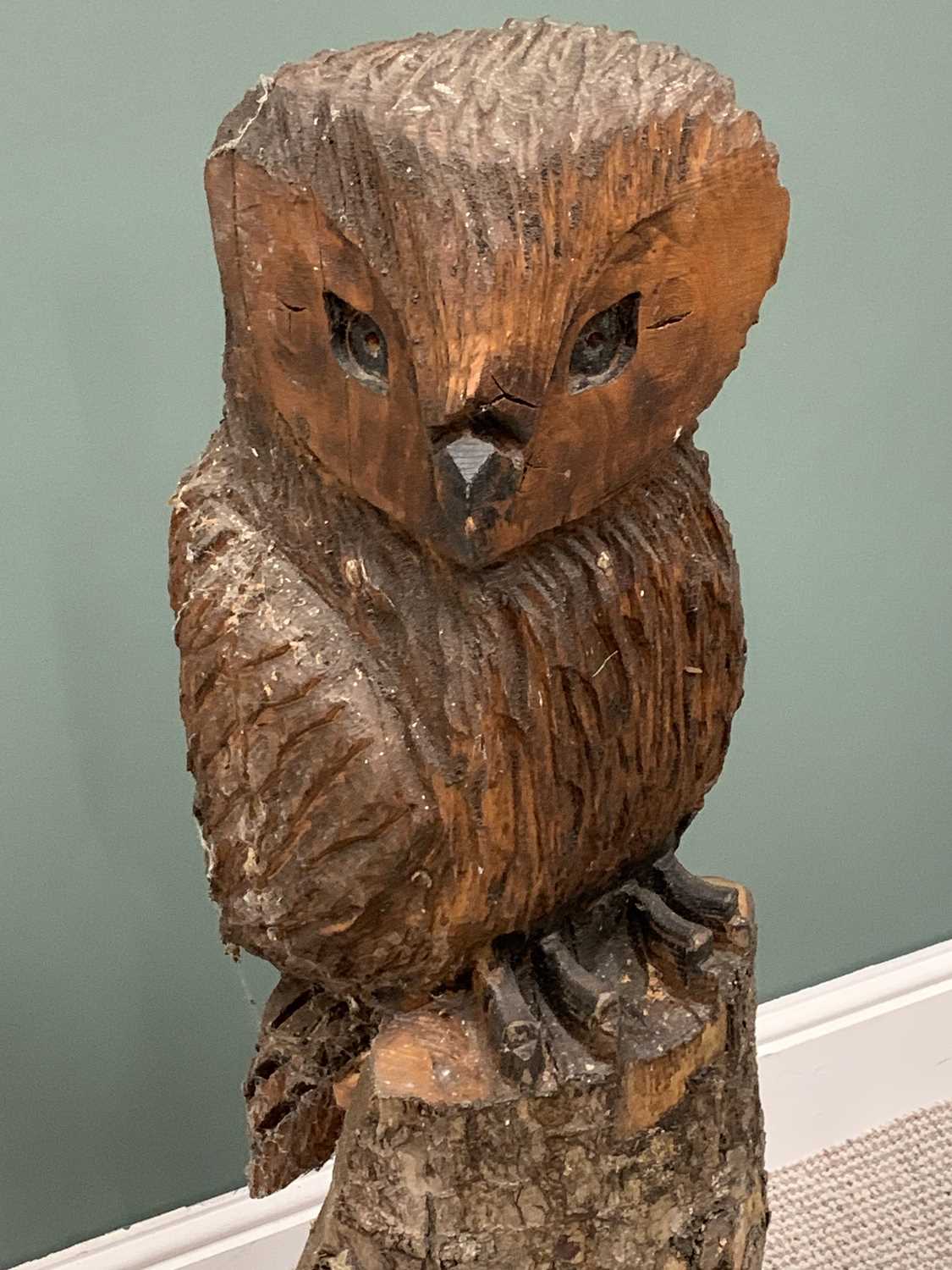 TWO CARVED WOODEN OWL GARDEN ORNAMENTS - one seated on a natural trunk, 110cms H, the other fully - Image 2 of 4
