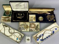 GOLD TONE, SILVER TONE, SIMULATED PEARLS and other vintage costume jewellery group