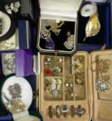 9CT GOLD, GOLD TONE, SILVER & COSTUME JEWELLERY with a vintage cocktail bag, items include a pair of