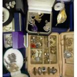 9CT GOLD, GOLD TONE, SILVER & COSTUME JEWELLERY with a vintage cocktail bag, items include a pair of