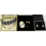 18CT, 9CT, SILVER & OTHER JEWELLERY GROUP - to include a small leaf pattern pair of 18ct gold and