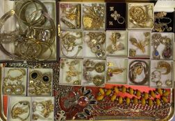 COROCRAFT, MONET & OTHER GOLD TONE JEWELLERY ETC - a good quality collection of various brooches,