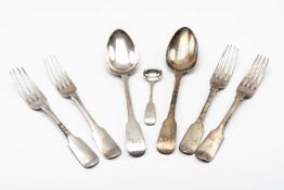 ASSORTED EARLY 19TH CENTURY SILVER FLATWARE, comprising 4 fiddle pattern table forks, London 1834,