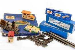 ASSORTED HORNBY DUBLO TRACK, PLATFORMS ETC., comprising boxed D1 turn-table, two boxed D1 island