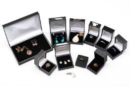 ASSORTED 9CT GOLD JEWELLERY, to include purple gemstone ring stamped '375', green and pink